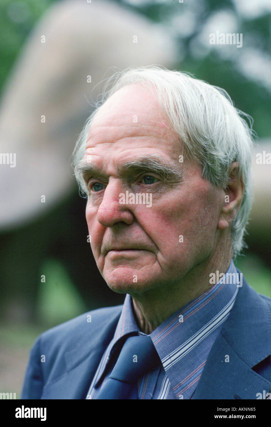 Bildhauer Henry Moore mit seiner Schafe Stück Skulptur Vereinigtes Königreich Stockfoto