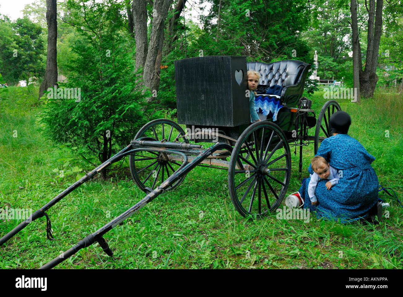 Young-Mennonite Mutter Fürsorge für ihre Kinder neben einem geparkten Buggy Waterloo Ontario Stockfoto