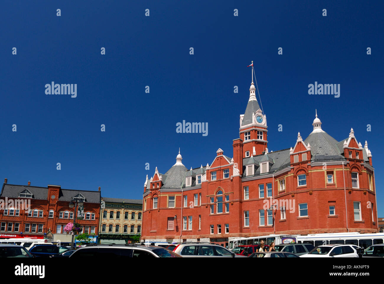 Rathaus aus rotem Backstein und Markt-Busse in Stratford, Ontario Stockfoto