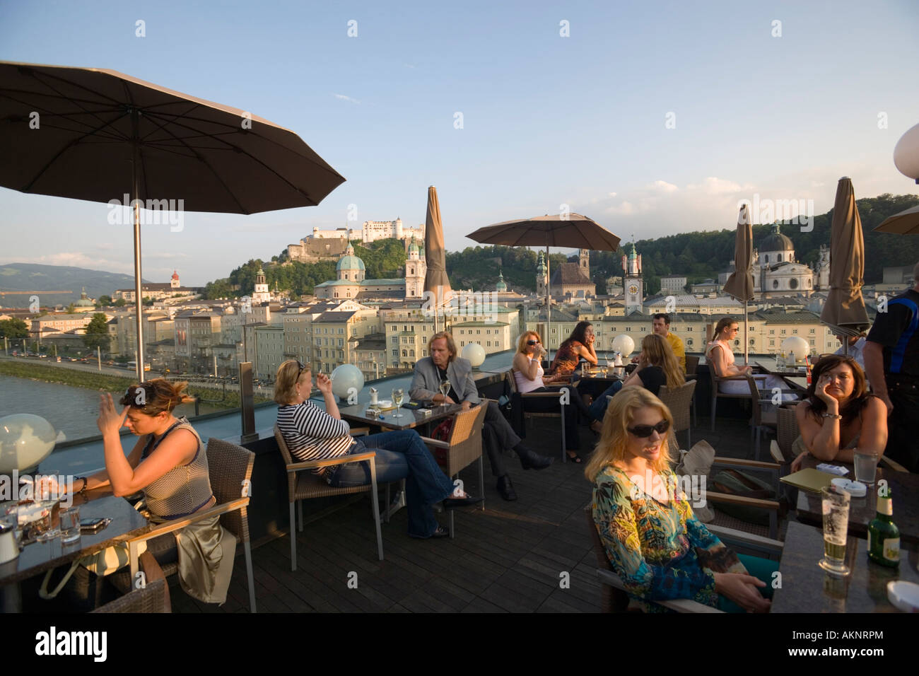 Restaurant Hotel Stein Salzburg mit Salzach Hohensalzburg Festung Salzburg Österreich Stockfoto