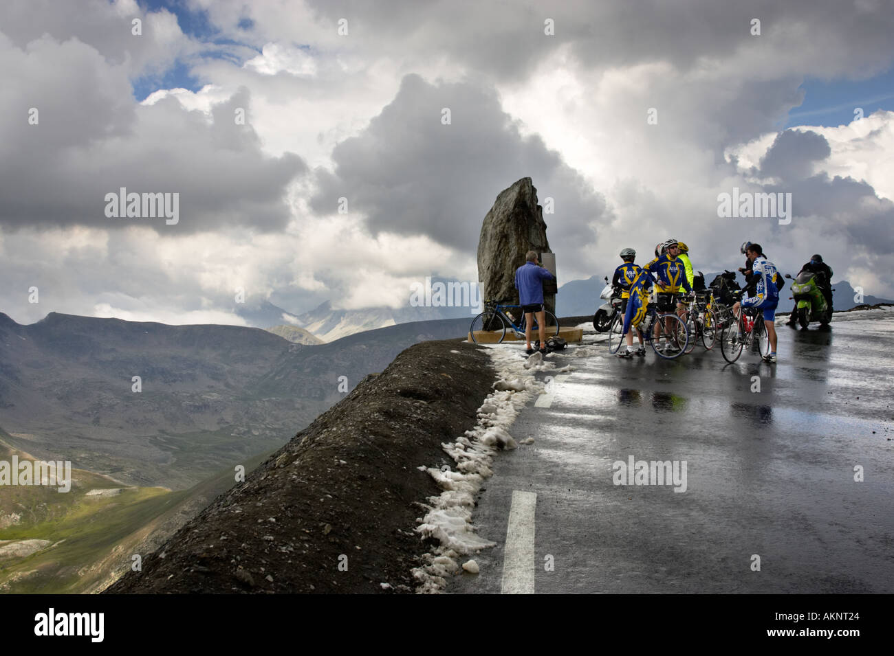 Radfahrer und Motorradfahrer auf dem Gipfel der Alpen Col De La Bonette Alpes Maritimes Frankreich Stockfoto