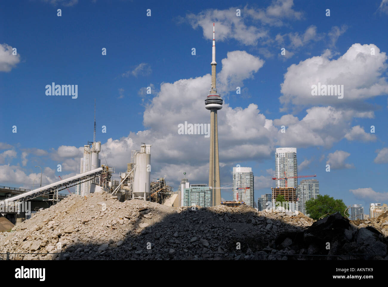 Schutt und Asche in Zementfabrik für den Bau in der Innenstadt von Toronto mit dem CN Tower Stockfoto