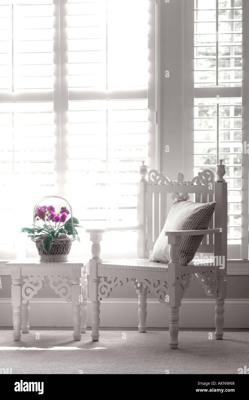 Weißen Stuhl und Fenster Stockfoto