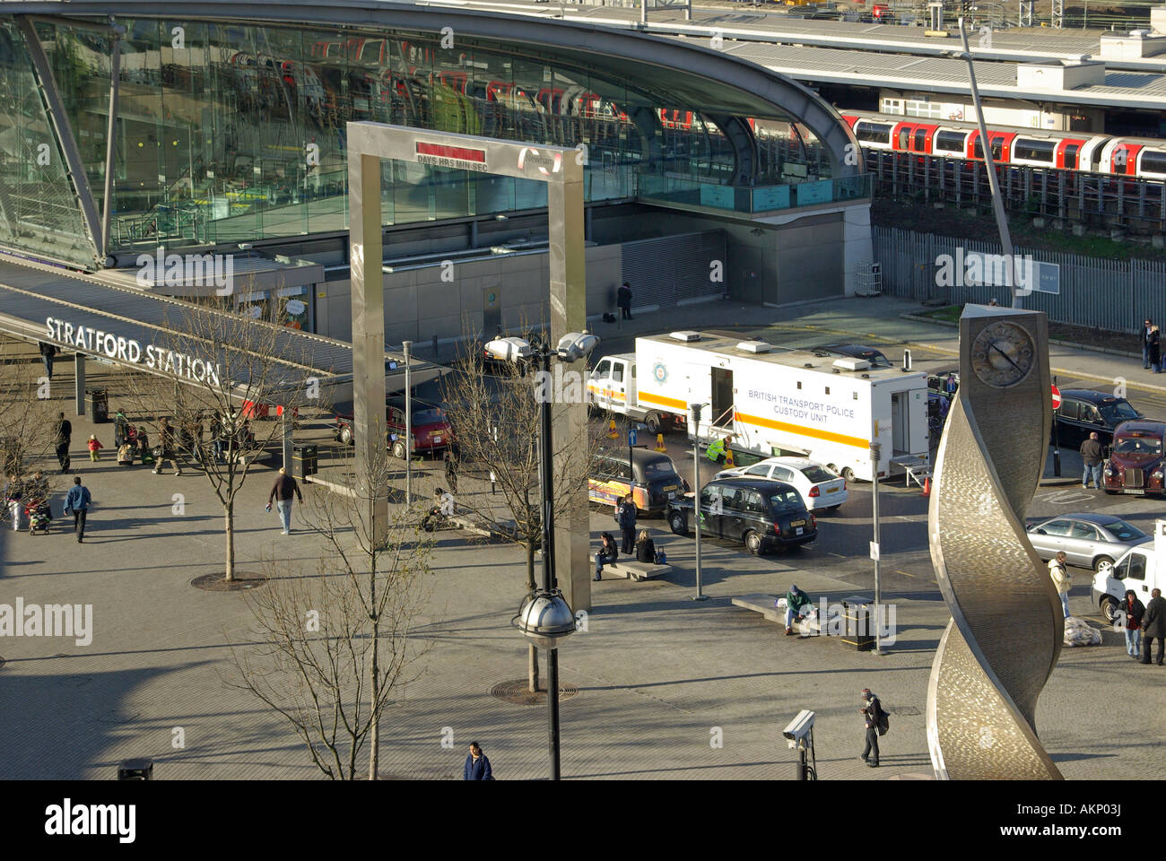 Stratford Eisenbahn Bahnhofshalle Haupttransport Gateway für die Olympischen Spiele 2012 umfasst Transportpolizei mobiles Büro Stockfoto