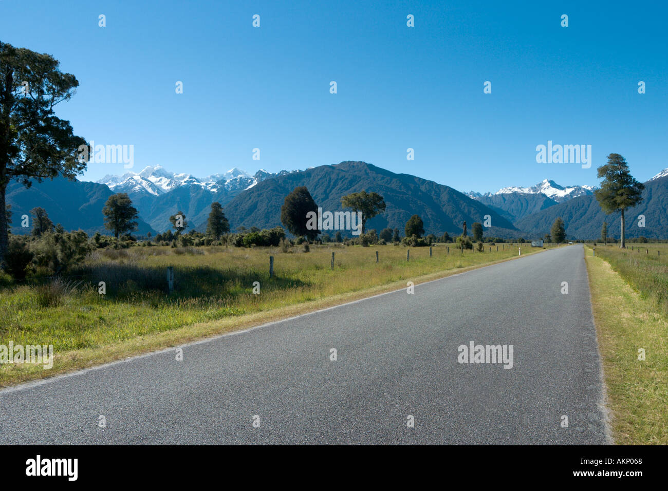 Offene Straße mit Blick auf Mount Cook und Mount Tasman in der Nähe von Lake Matheson, Fox Glacier, Südinsel, Neuseeland Stockfoto