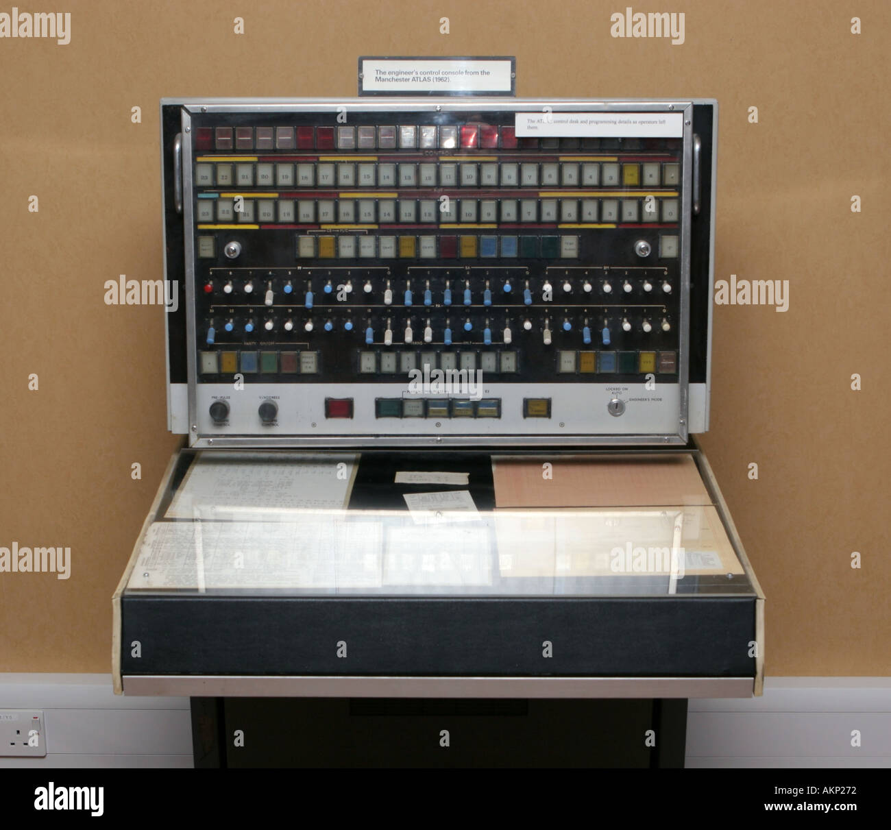 Der Ingenieur s Bedienkonsole vom Manchester Atlas Computer 1962 auf dem Display an University of Manchester Stockfoto