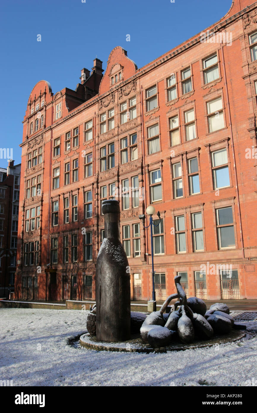 Sackville Street Gebäude mit A Denkmal Vimto Skulptur im Vordergrund University of Manchester UK Stockfoto