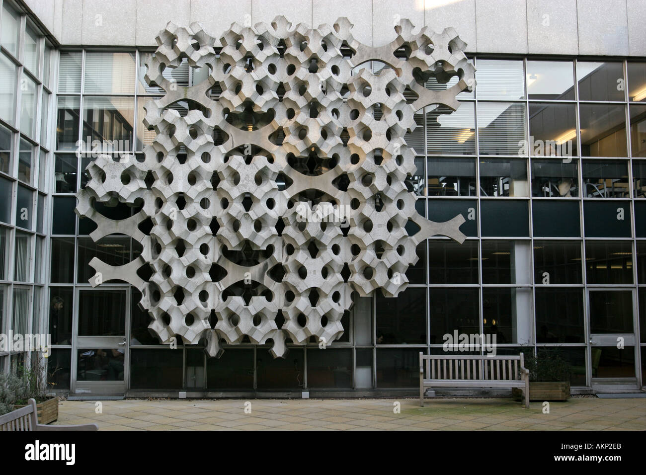 Skulptur von Michael Yeomans Mathematics Gebäude Universität Manchester Oxford Road UK Stockfoto