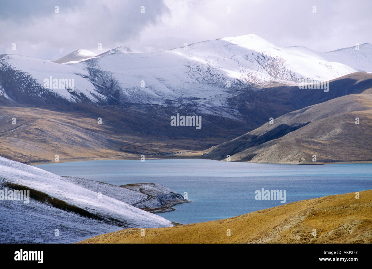 Yomdrok Tso See in einem tibetischen Tal mit Schnee bedeckt begrenzt Berge rund um das Tal Tibet China Asien Stockfoto