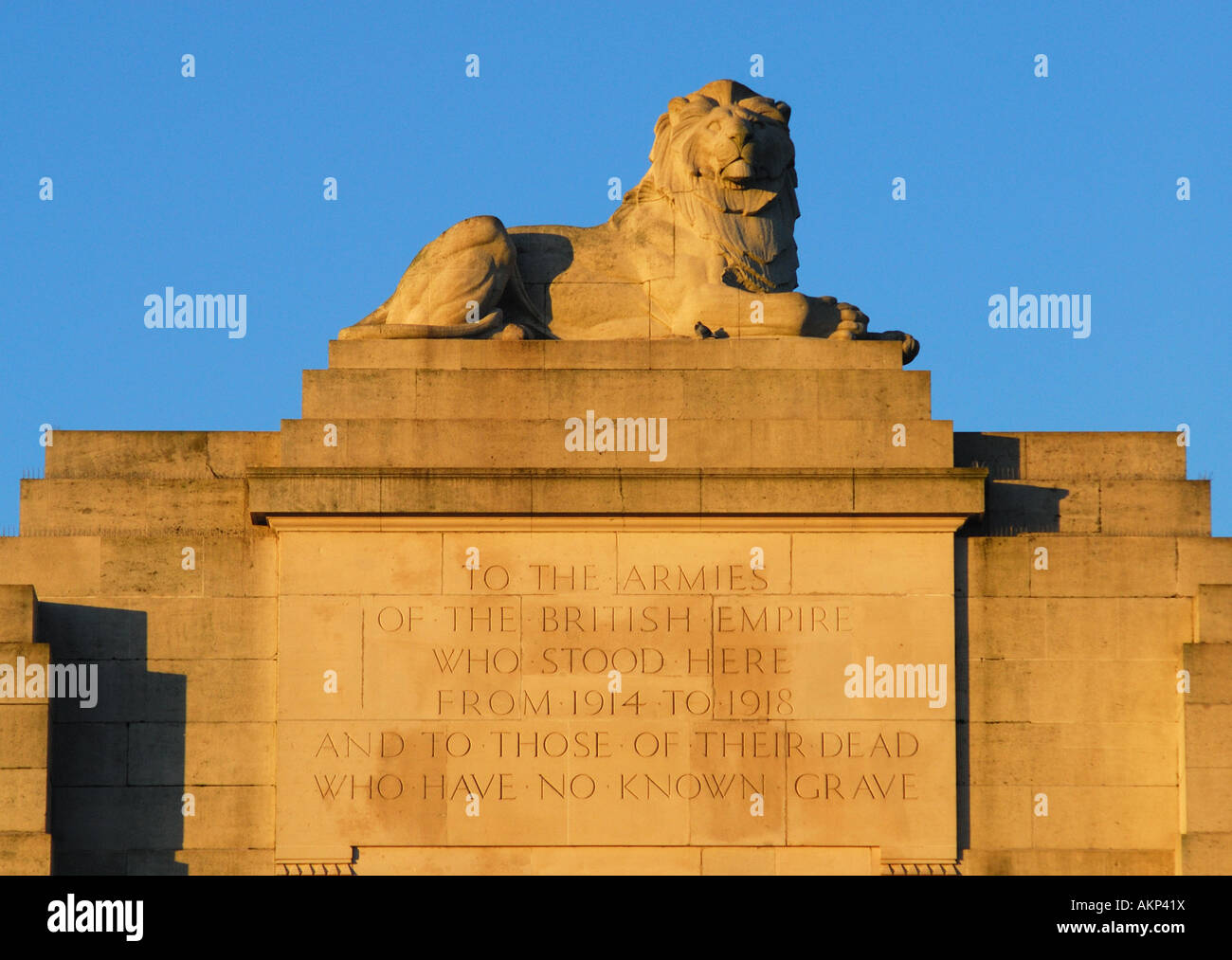 Stein-Löwen auf Menin Gate Memorial, Ypern, Belgien Stockfoto