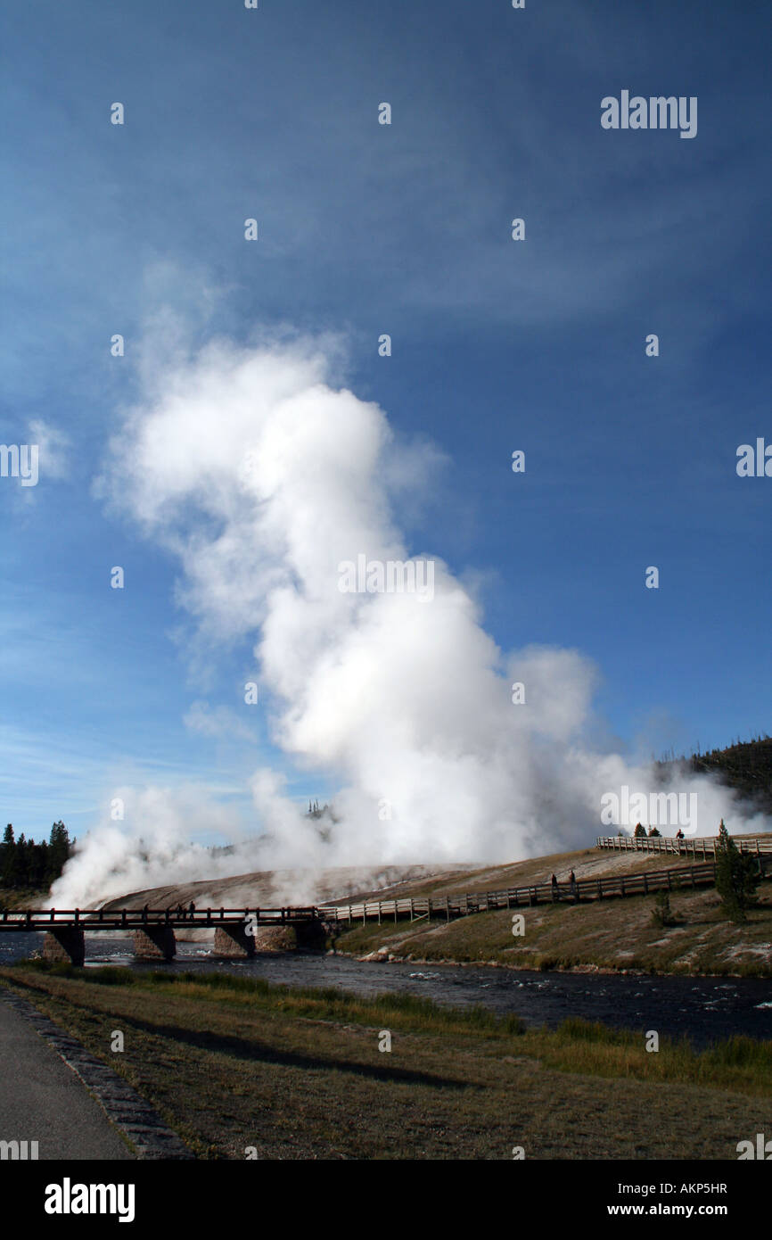 Brücke über den Firehole River auf einem Gehweg zu den dampfenden Excelsior Geyser, Midway Geyser Basin, Yellowstone Stockfoto