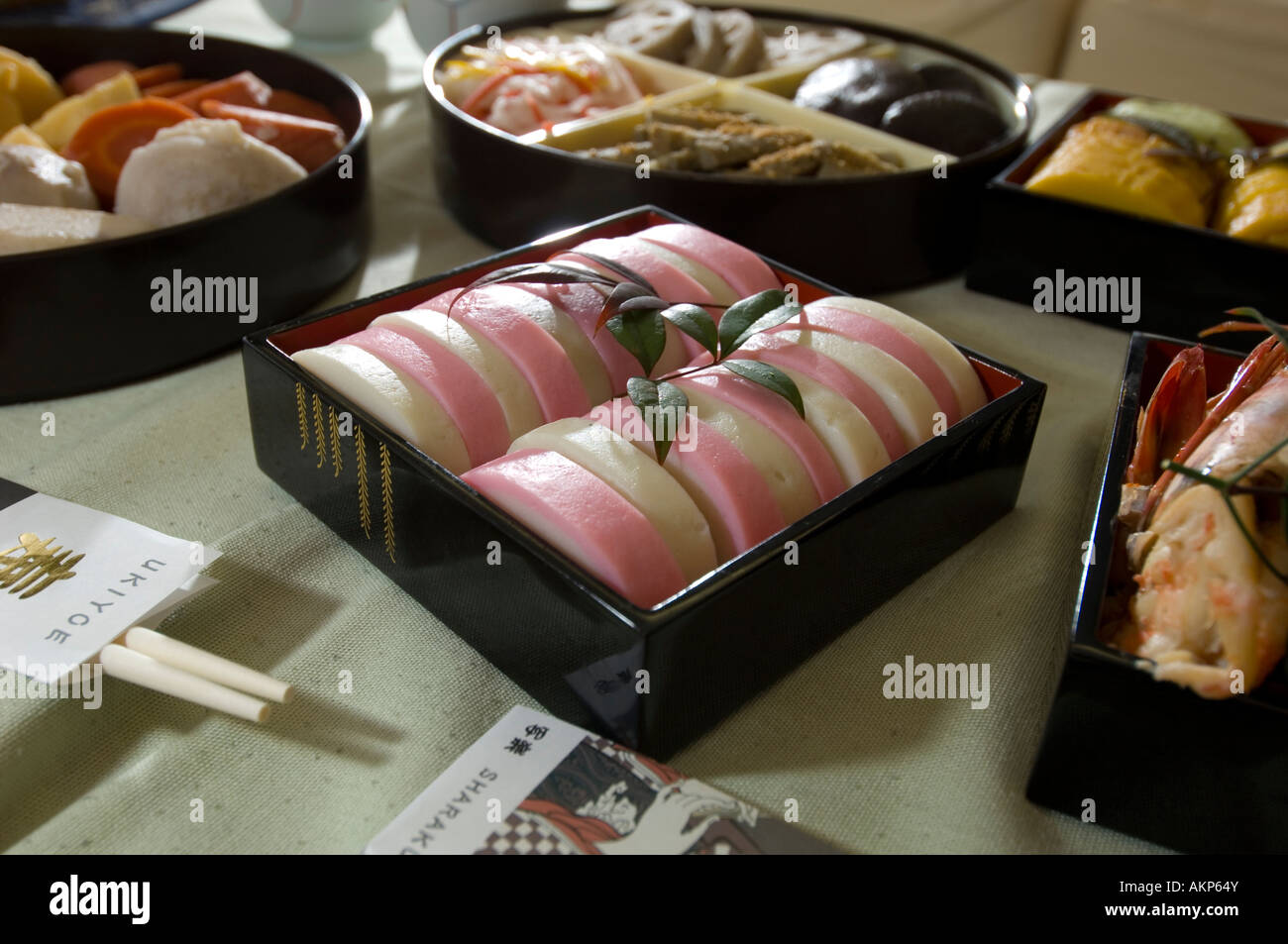 Familie Silvester-Dinner, Tisch mit traditionellen japanischen Speisen, Japan Stockfoto