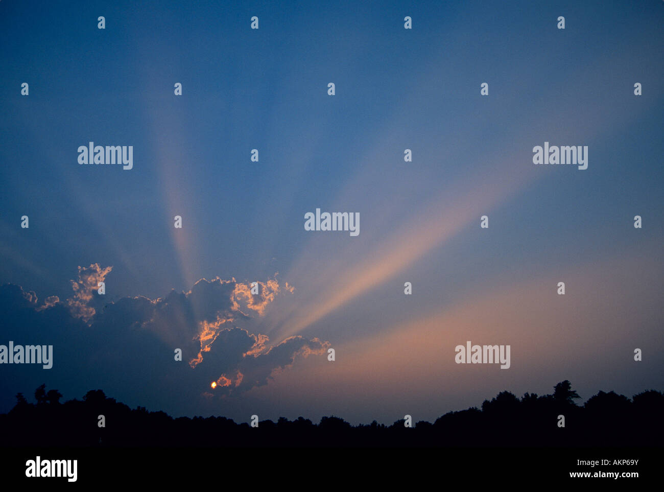 CREPUSCULAR Rays bei Sonnenuntergang USA Stockfoto