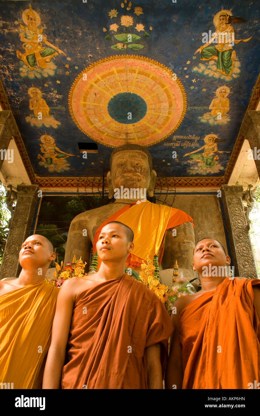 Junge kambodschanische buddhistische Mönche mit modernen Buddhafigur im Tempel Bayon-Tempel Stockfoto