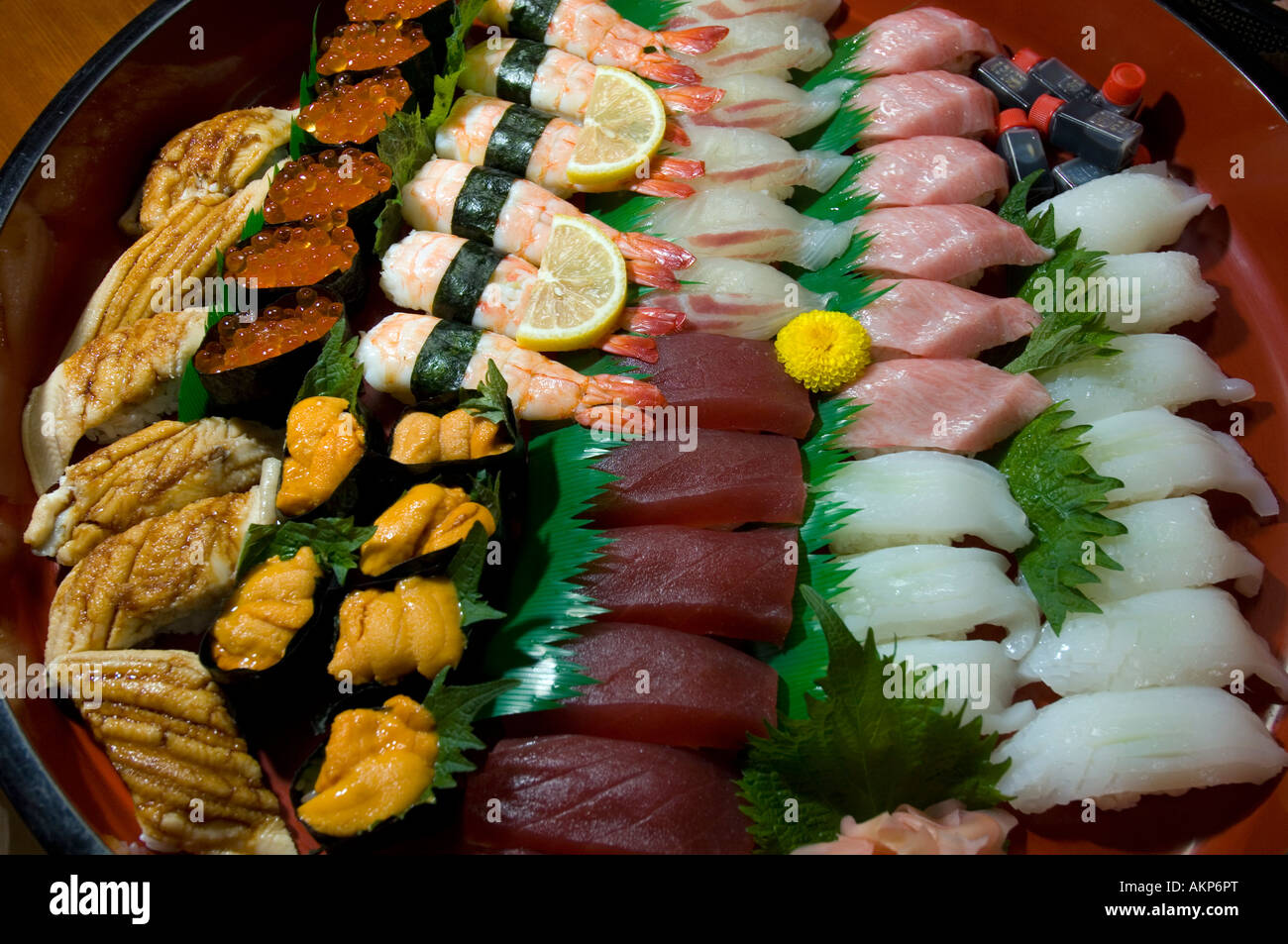 Sushi set vorbereitet und an Privathaus von lokalen Restaurant Japan geliefert Stockfoto