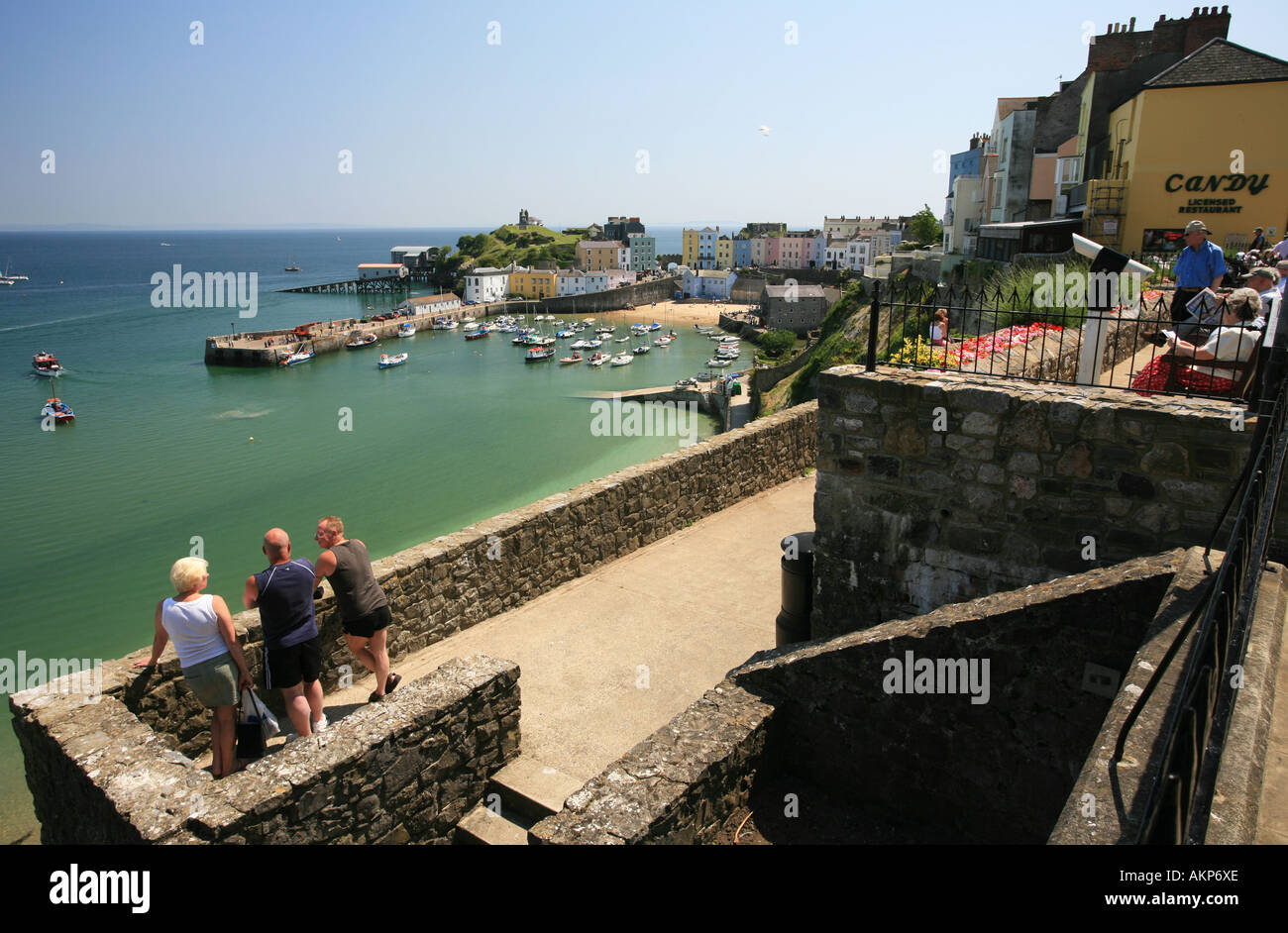 Rettungsboot Bahnhof Hafen und Nord-Strand am berühmten walisischen Küste Ferienort Tenby Pembrokeshire Wales UK GB Stockfoto