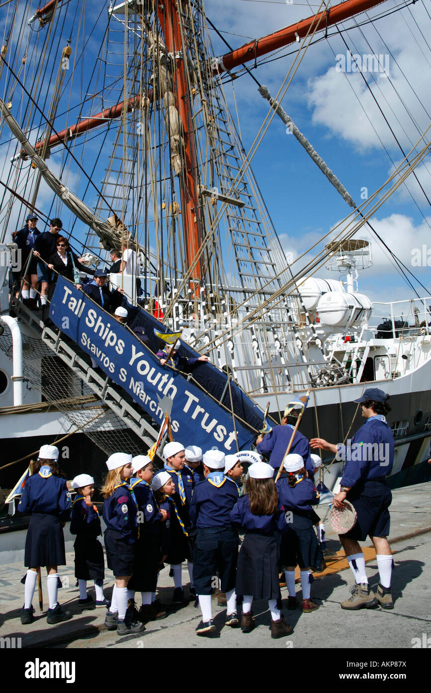 Eine Gruppe junger Pfadfinder, die Rückkehr von ihrer Reise in die Stavros S Niarchos groß Schiffe Youth Trust Stockfoto