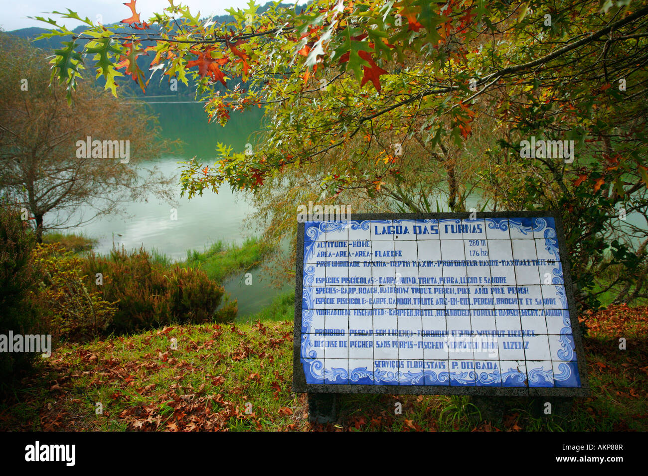 Panel von glasierten keramischen Fliesen zeigt Informationen über Furnas Lake Sao Miguel Island Azoren Portugal Stockfoto