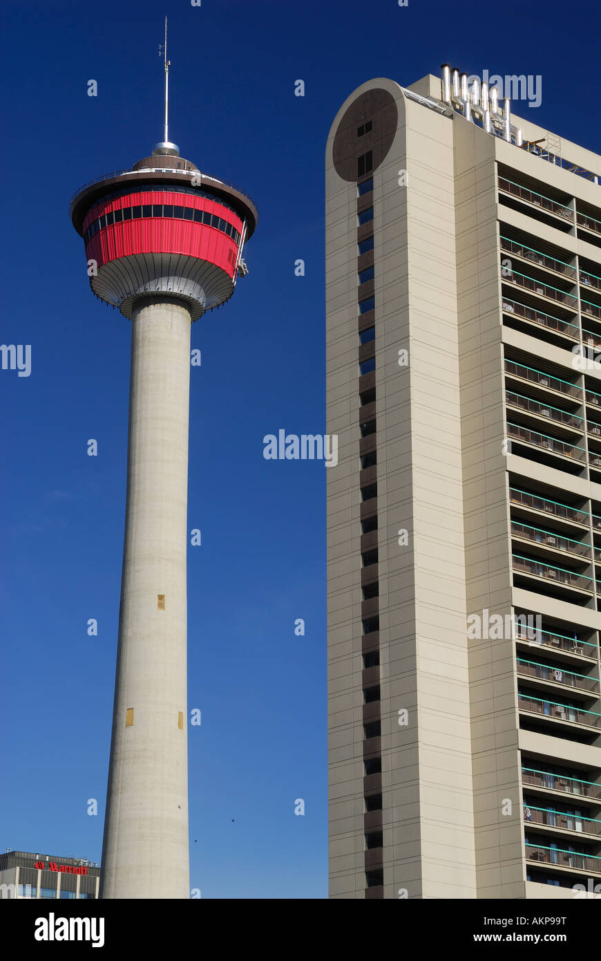 Calgary Tower mit Wohnhaus Hochhaus und Hotel an einem strahlend blauen Himmel Tag Alberta Kanada Stockfoto