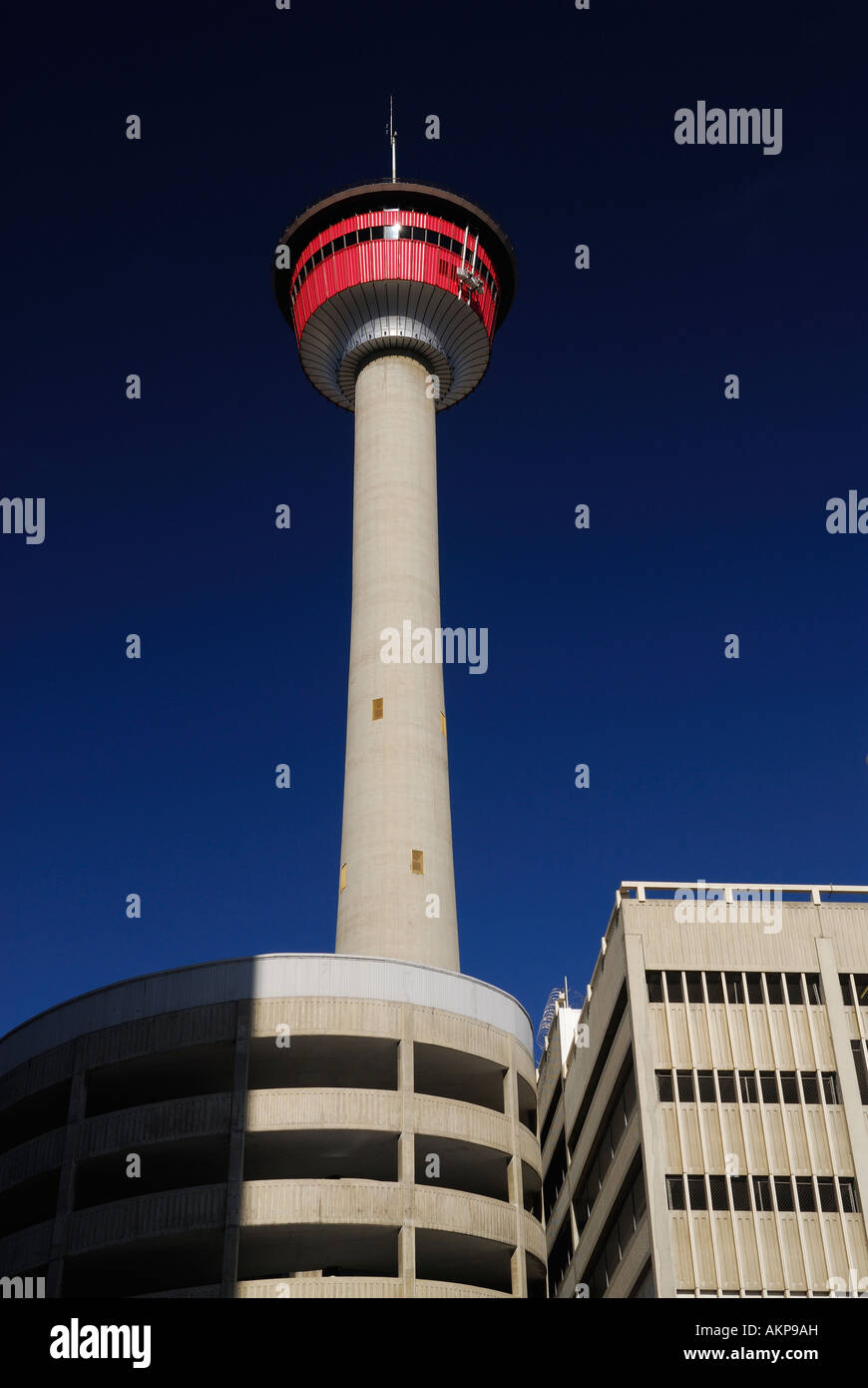 Calgary Tower vor einem tiefblauen Himmel mit konkreten Garage Alberta Kanada Stockfoto