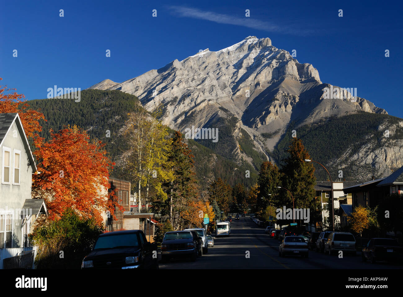 Imposante Cascade Mountain von Beaver Street in Banff Alberta Kanada im Herbst in den Rocky Mountains Stockfoto