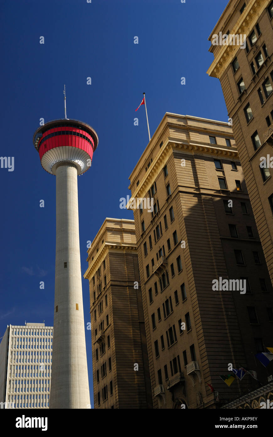 Alten eine neue Gebäude mit Calgary Tower gegen einen blauen Himmel Alberta Kanada Stockfoto