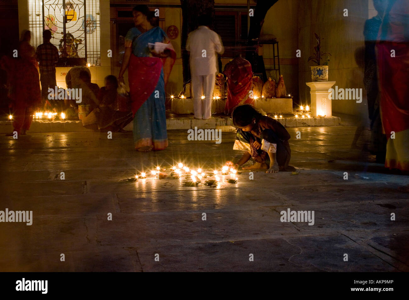 Indische Mädchen in einem hinduistischen Tempel auf einem Diwali Festival in Puttaparthi, Andhra Pradesh, India.Hindu-Festival der Lichter. Mit einer langen Belichtungszeit aufgenommen Stockfoto