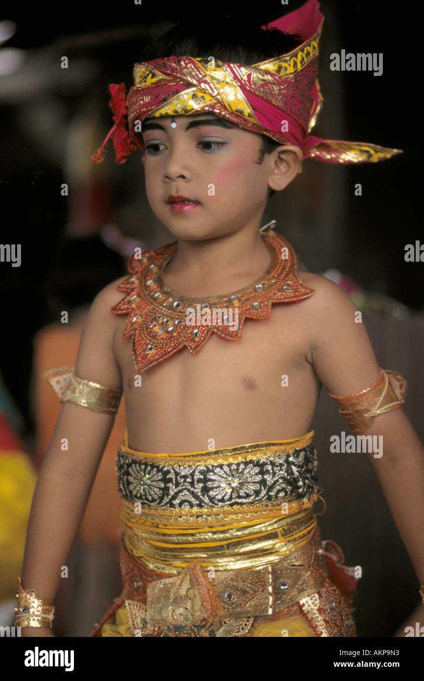 Indonesien-Bali-Ubud junge in feierlichen Kleid Stockfoto