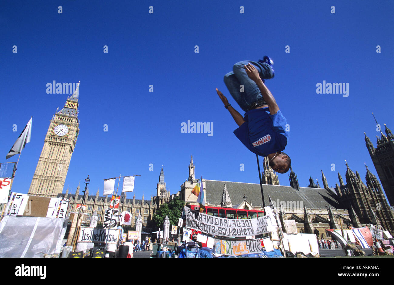 Le Parkour-Enthusiasten wieder spiegeln außerhalb der Houses of Parliament und Big Ben in London Stockfoto