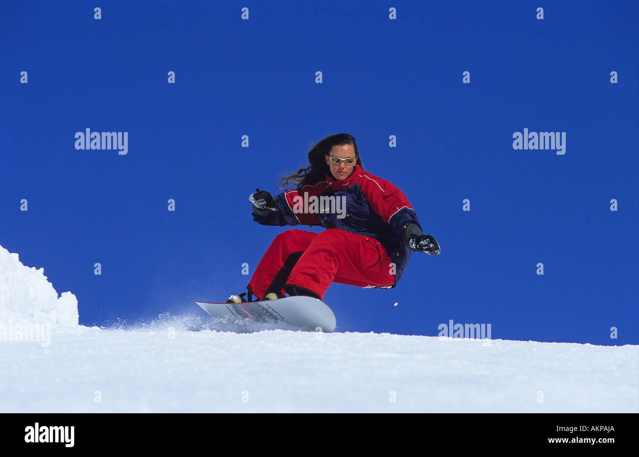 Frau Snowboarden auf der piste Stockfoto