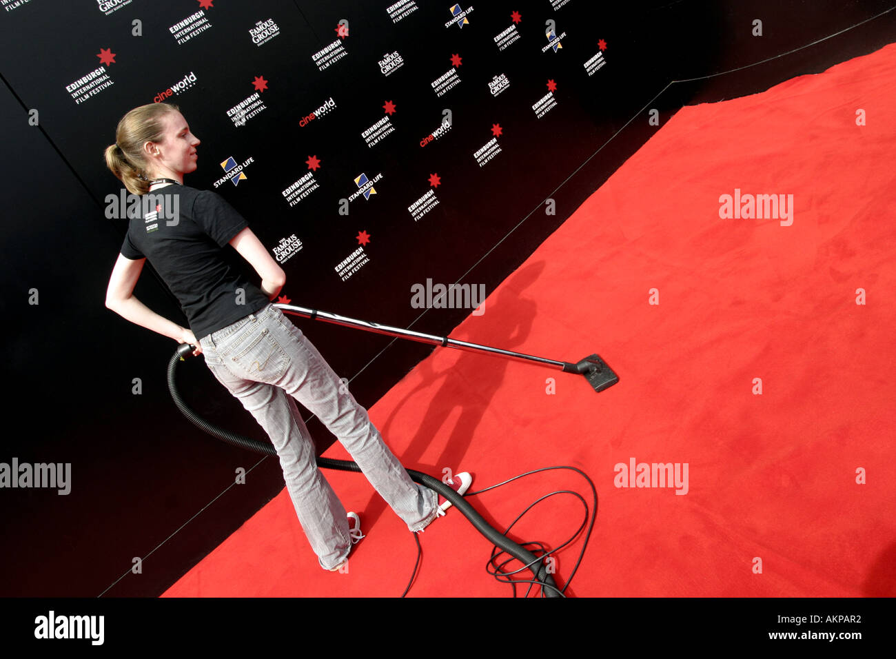 Staubsaugen den roten Teppich im schottischen Edinburgh Film Festival Stockfoto