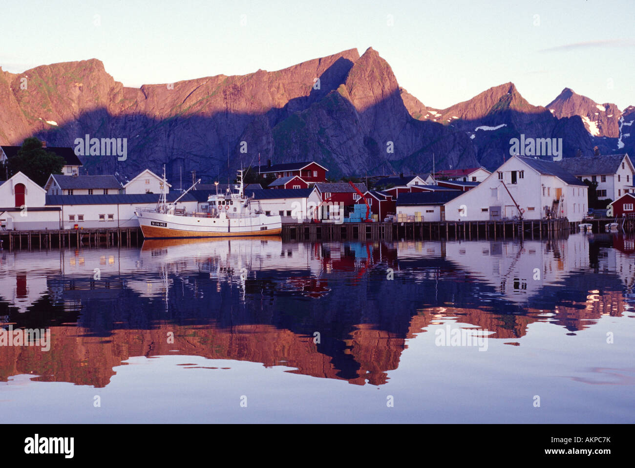 Lofoten-Inseln am frühen Morgen 02:00 Sonnenaufgang Norwegen Sommer Hamnoy Fischers Kabine Rorbu zerklüftete Berglandschaft Stockfoto