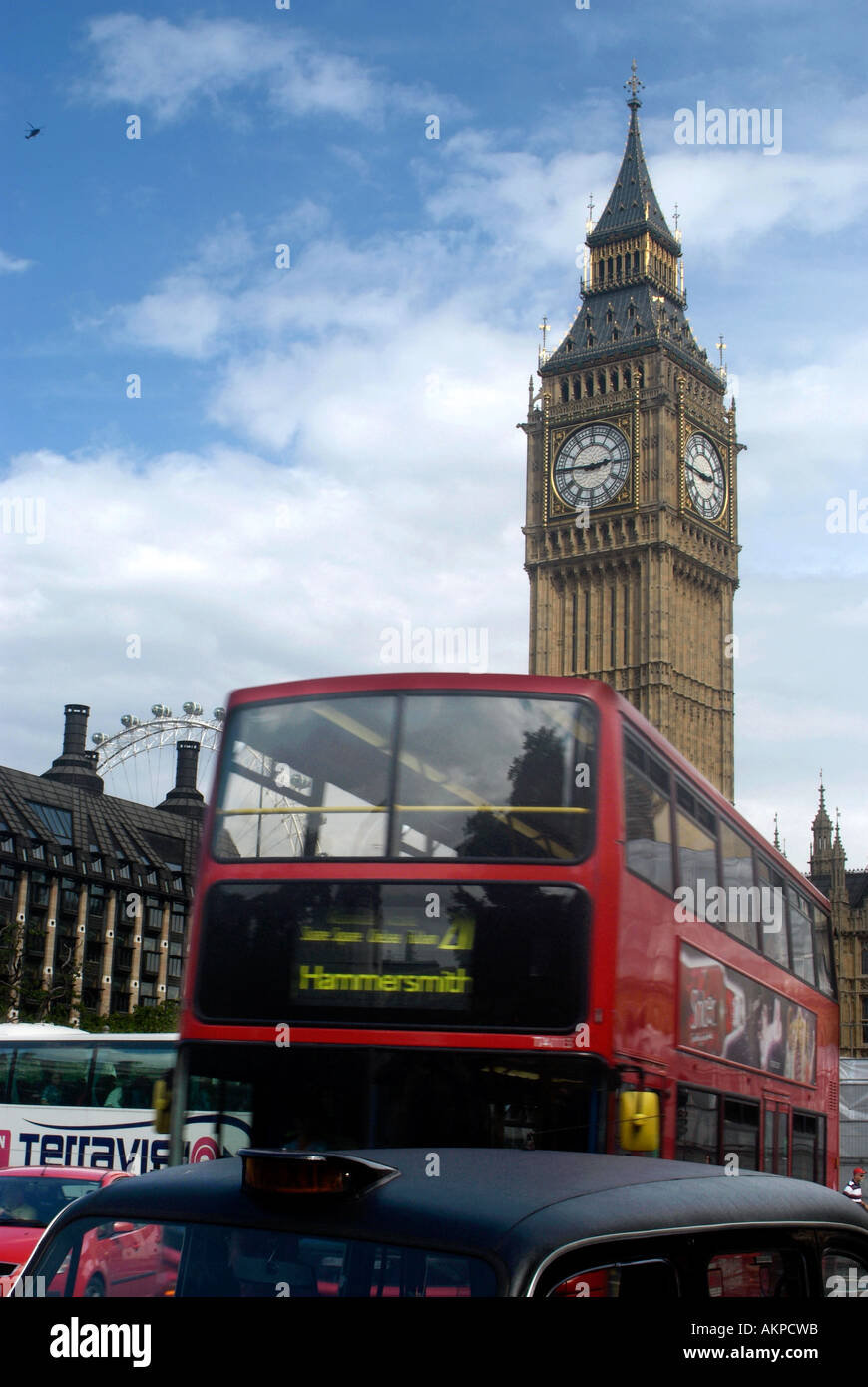 Ein roter Bus in Richtung Hammersmith fährt vorbei an Big Ben in London mit einem blauen Himmel und weiße Wolken hinter Stockfoto