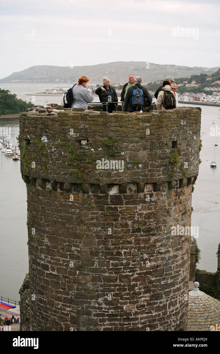 Touristen genießen Sie die Aussicht von der Spitze eines mittelalterlichen Turms in Conwy Castle Snowdonia-Nationalpark North Wales UK Großbritannien EU Stockfoto