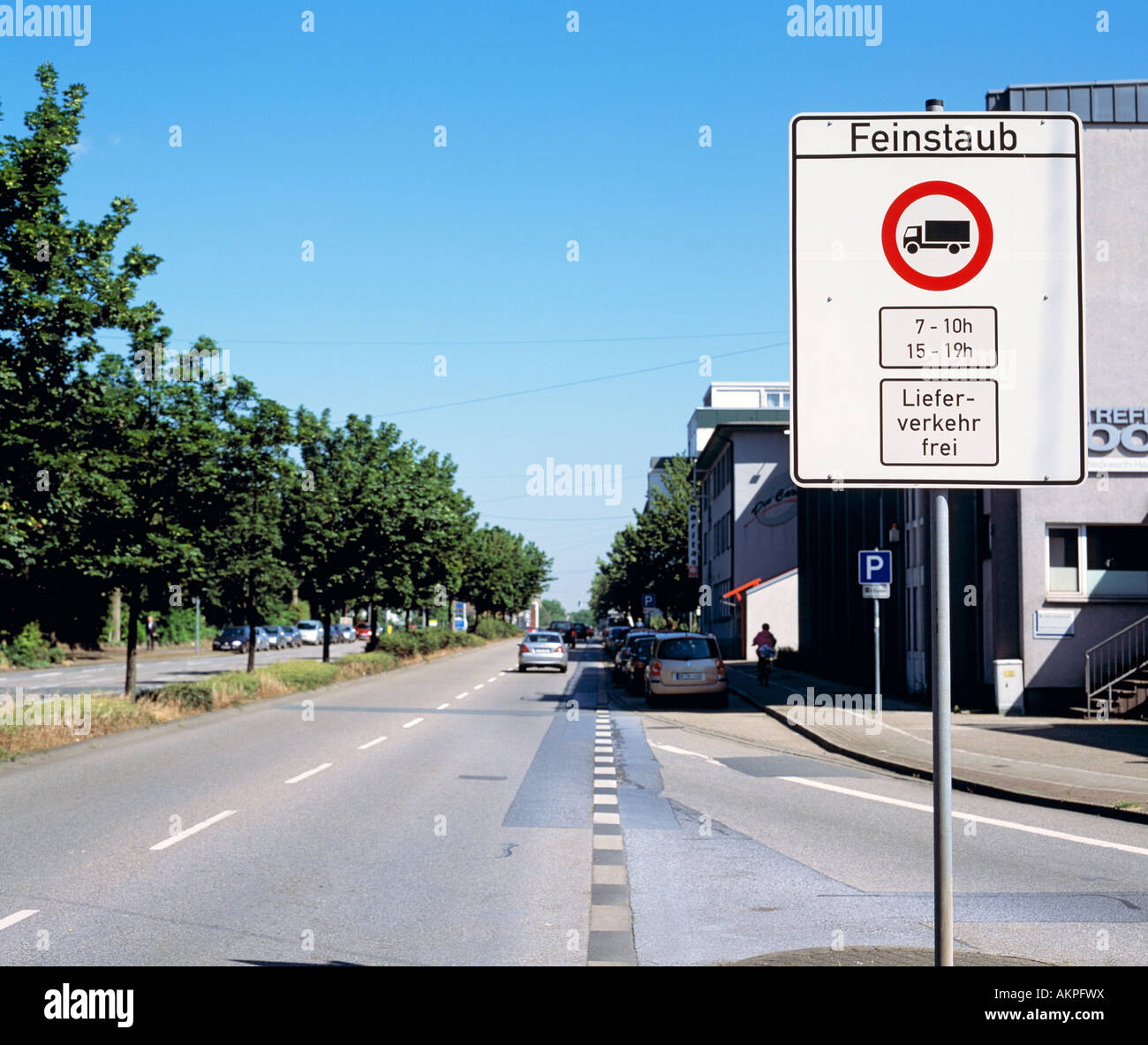 Symbolik, Symbol, Umwelt, Umweltverschmutzung, Luftverschmutzung, Gesundheit, schädliche, Gefahr für die Gesundheit, Verkehr, Autoverkehr, Stadtverkehr, durch Straße, LKWs dürfen nicht auf der Straße, LKWs dürfen nicht auf der Straße, keine treibenden Zeichen für alle LKWs gesperrt Stockfoto