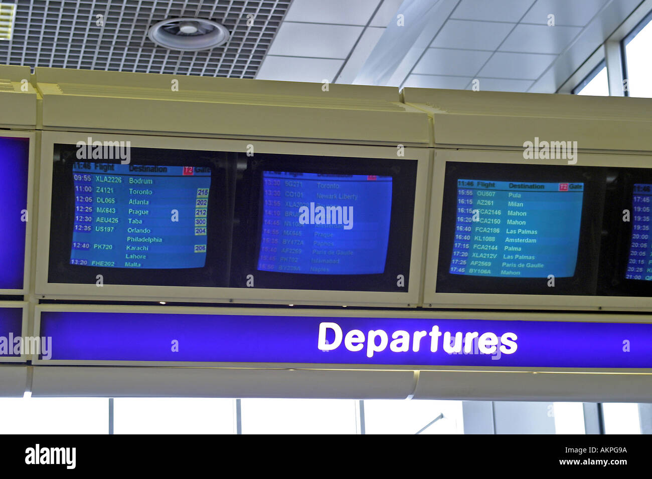 Abreise-Tor-Bildschirm am Flughafen (Manchester, UK) Stockfoto