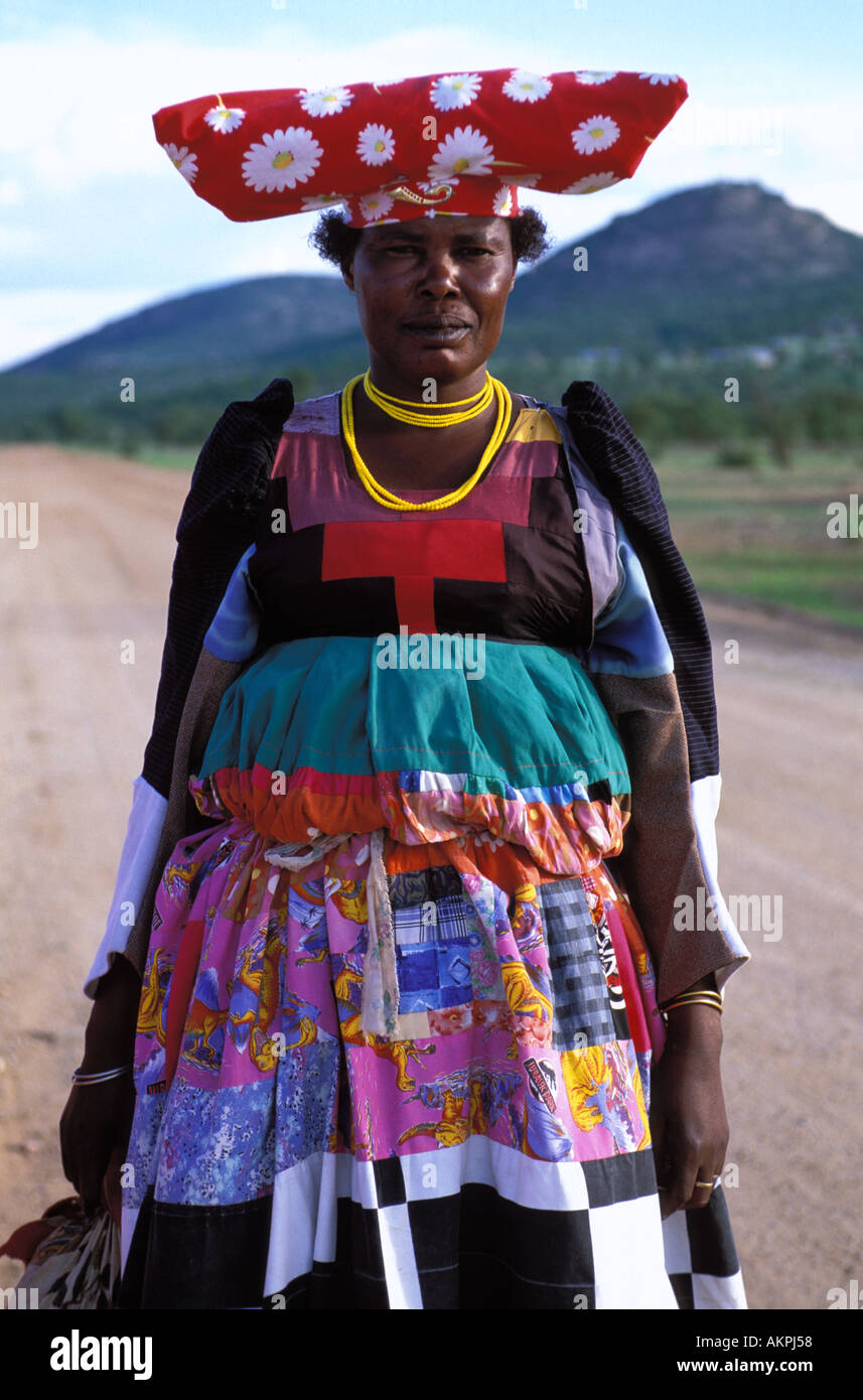 Kaokoveld eine Herero-Frau in traditioneller Kleidung Stockfoto