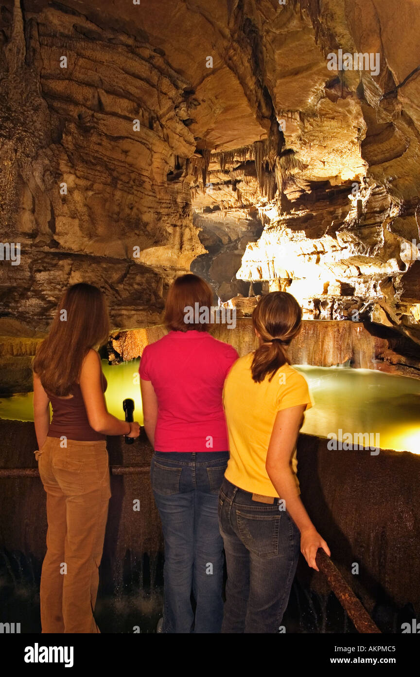 Mädchen im Teenageralter Squire Boone Cavern Harrison Co Indiana erkunden Stockfoto