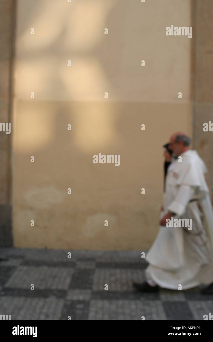 eine Nonne und Mönch auf einer Straße in Prag Stockfoto