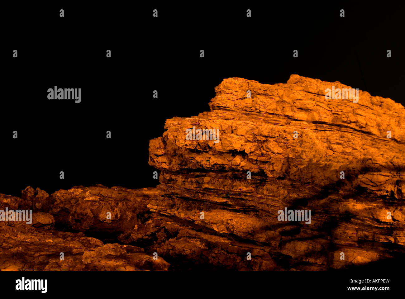 Felsige Ufer in der Nacht Stockfoto