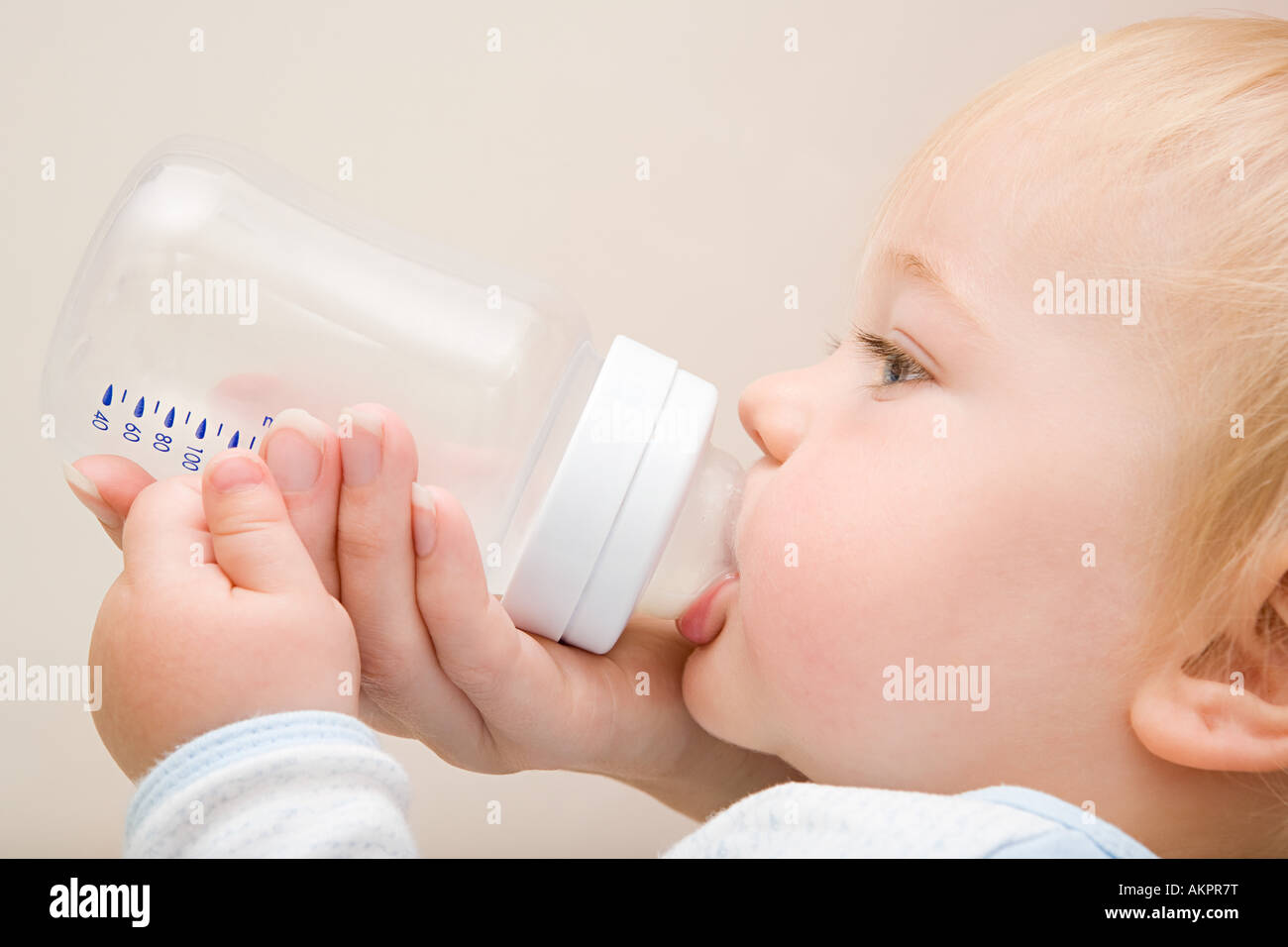 Baby Boy aus der Flasche trinken Stockfotografie - Alamy