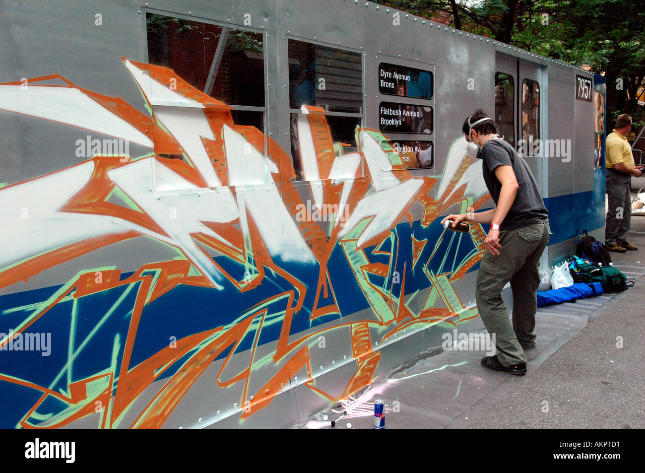 Graffiti Kunstler Versammeln Sich In Chelsea Zum Ersten Graffiti Block Party Hosted By Marc Ecko Und Ecko Unlimited Zwei Dutzend Graffiti Kunstlern Versammelt Um Ihre Kunst Auf Spruhfarbe Begeben Sie Sich Auf West 22nd