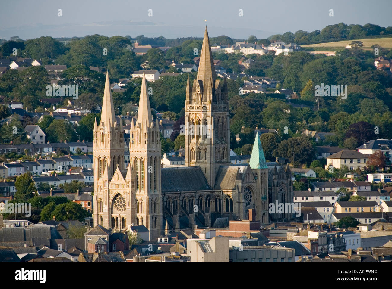 Blick auf die sonnige urbane Landschaft mit Blick auf die im gotischen Stil wiederbelebte Architektur der Spires und den Turm der historischen Kathedrale der Stadt Truro in Cornwall, England Stockfoto