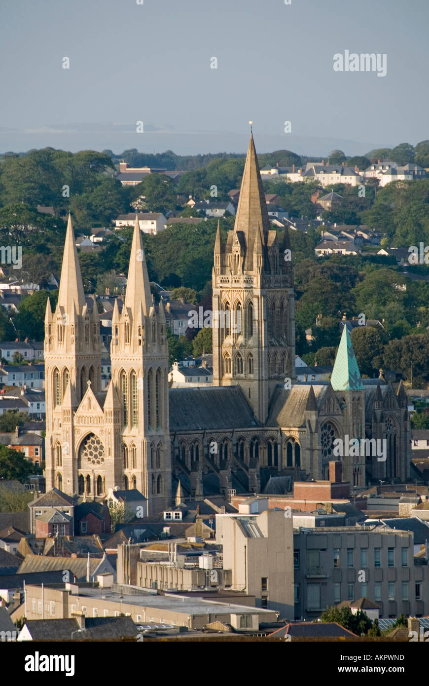 Blick auf die sonnige urbane Landschaft mit Blick auf die im gotischen Stil wiederbelebte Architektur der Spires und den Turm der historischen Kathedrale der Stadt Truro in Cornwall, England Stockfoto