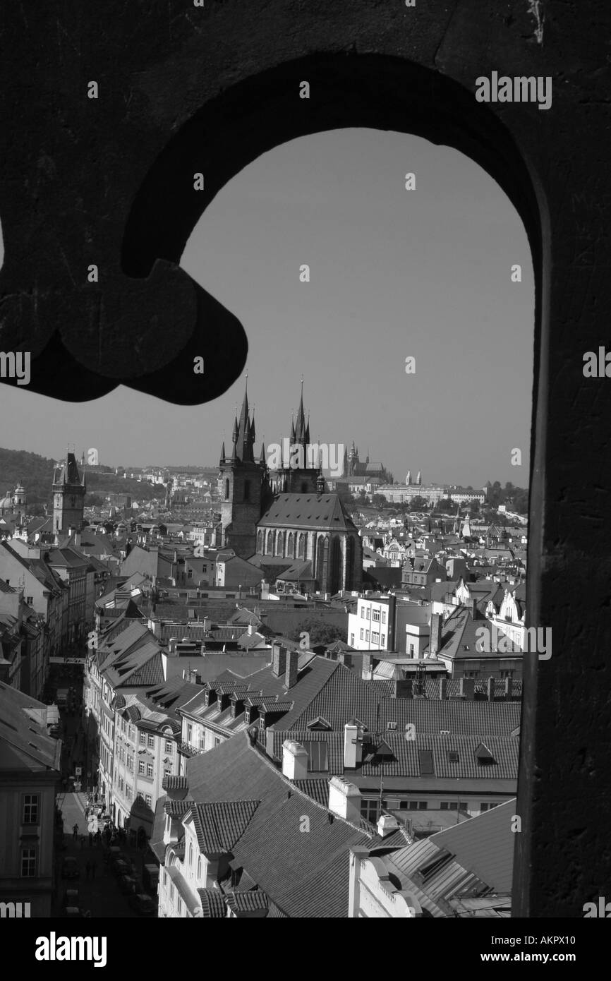 Blick vom Pulverturm in der Liebfrauenkirche Tyn und Prag Burg, Vordergrund Teil des Pulver-Tore-Fenster Stockfoto