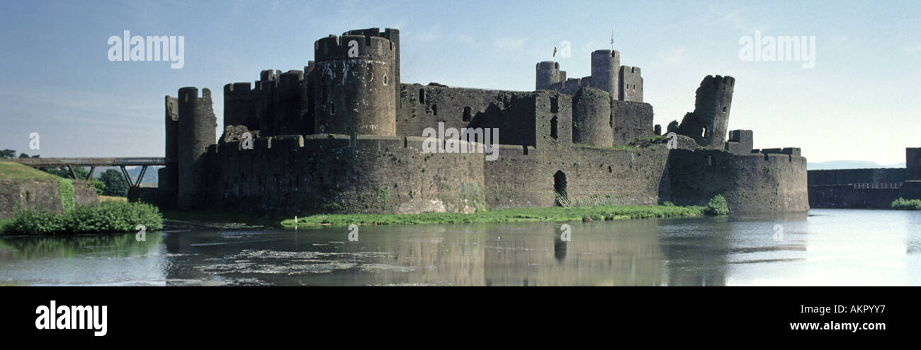 Caerphilly Castle Waliser historische mittelalterliche Befestigung mit Reflexionen in einem großen See rund um das Steingebäude Mid Glamorgan South Wales UK Stockfoto