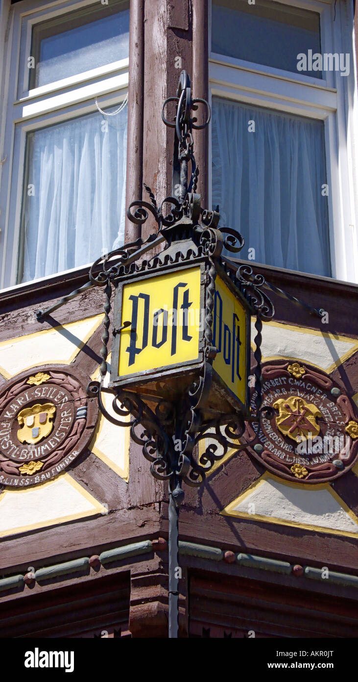 Historisches Postamt, Fachwerkhaus, Schmiedeeiserne Lampe Mit der Aufschrift Post Braunfels, Naturpark Hoch-Taunus, Hessen Stockfoto