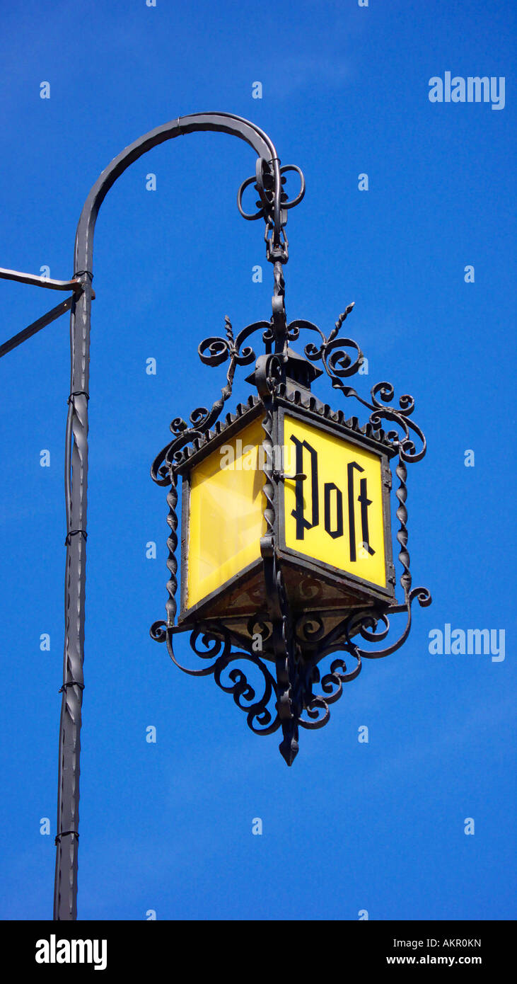 Historisches Postamt, Schmiedeeiserne Lampe Mit der Aufschrift Post Braunfels, Naturpark Hoch-Taunus, Hessen Stockfoto