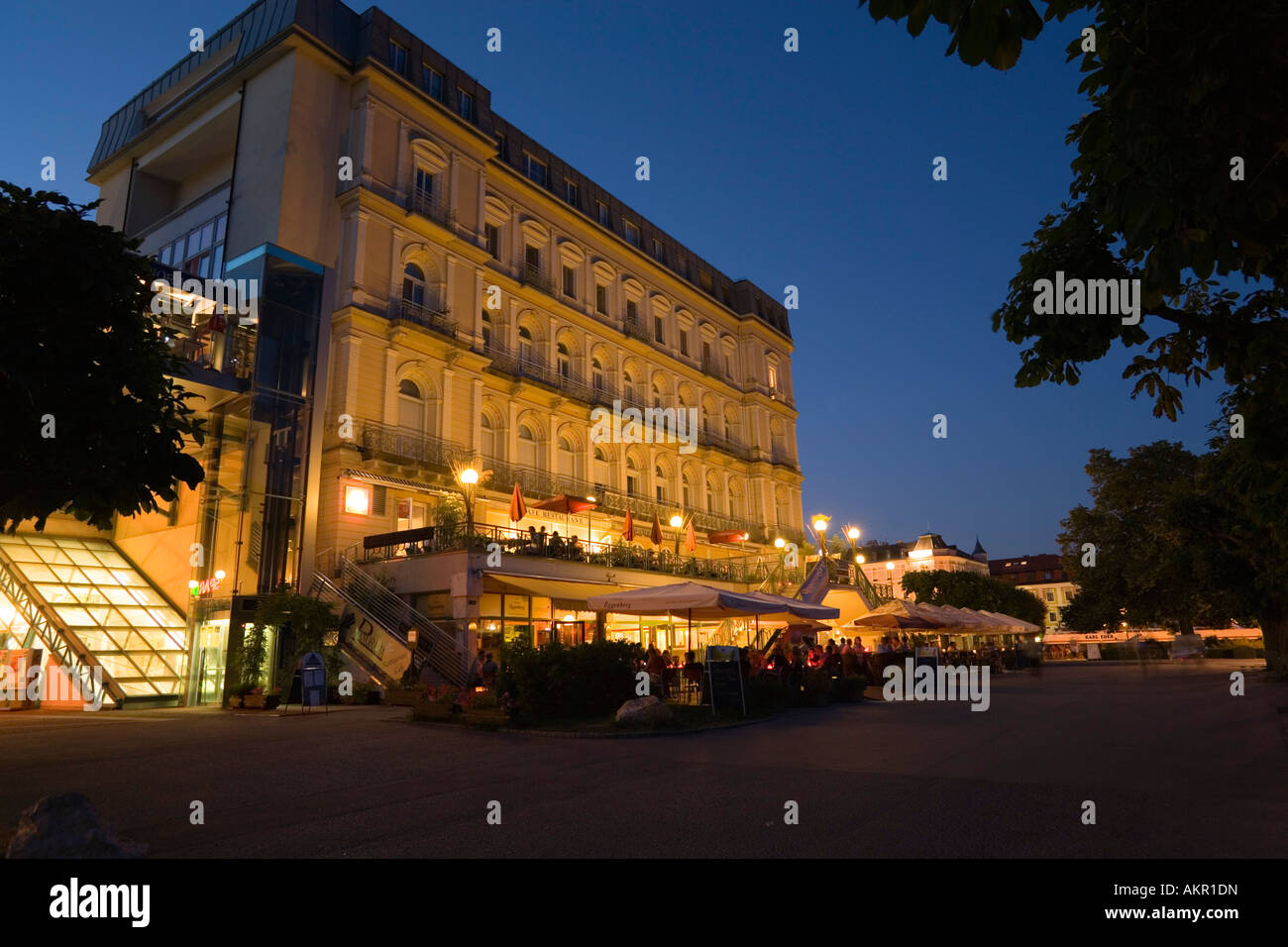 Beleuchtete Hotel Schwan an der Hafenpromenade am Abend Gmunden oberen Österreich Salzkammergut Österreich Stockfoto