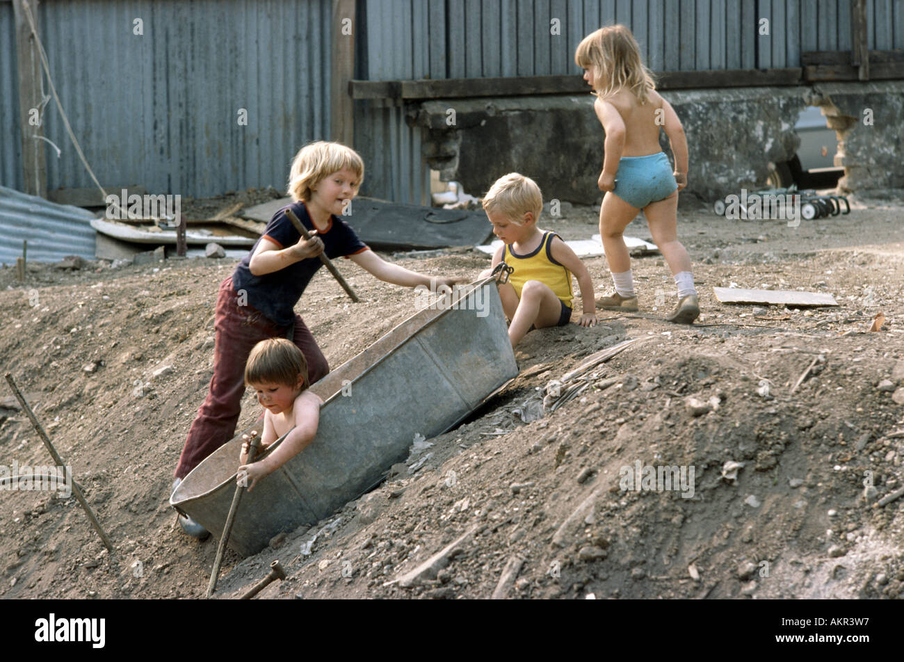 kleine Kinder spielen im Freien in den 1970er Jahren Stockfoto